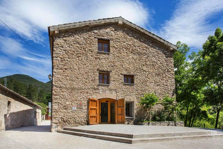 Location de vacances pour 8 personnes, avec piscine ainsi que terrasse et jardin à La Pobla de Lillet - 3