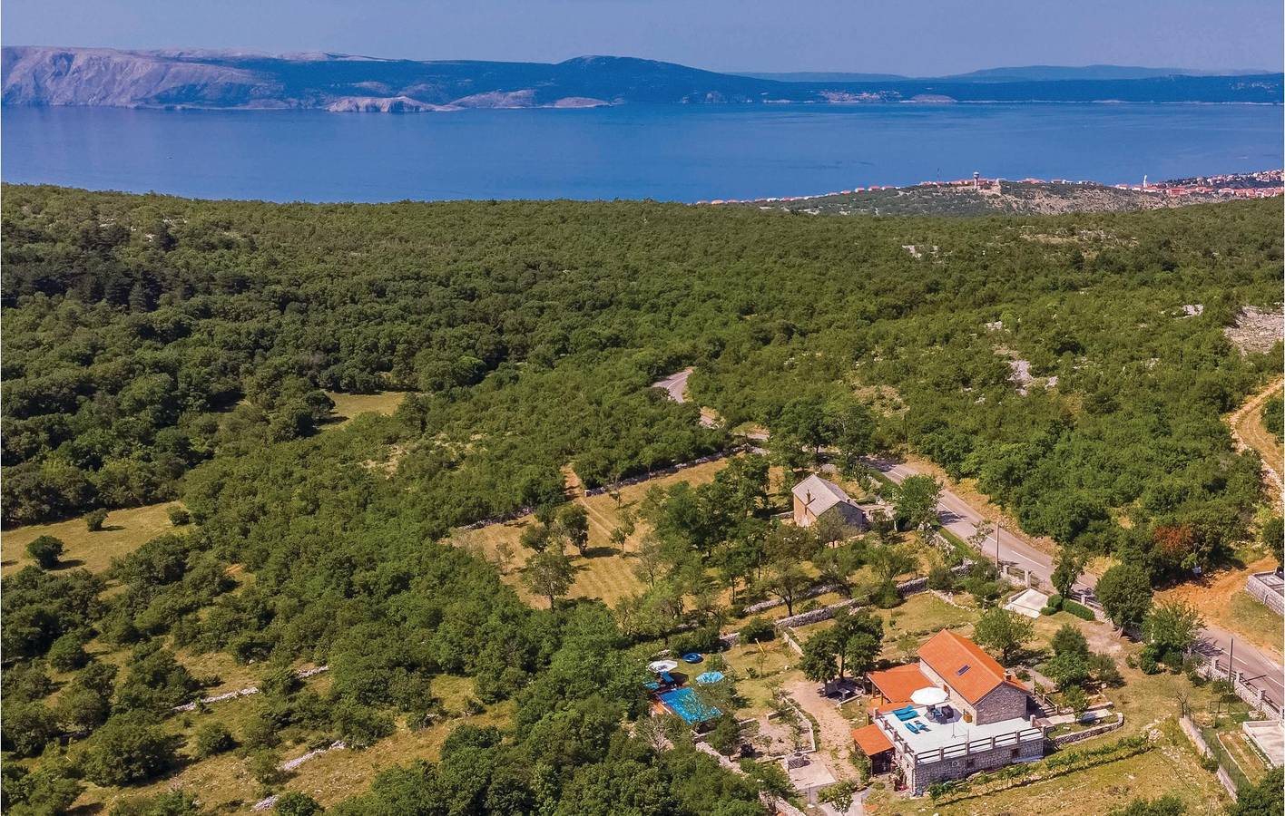 Charmante 2-Zimmer-Wohnung mit Pool und Terrasse in der Nähe von Novi Vinodolski in Novi Vinodolski, Primorje-Gorski Kotar