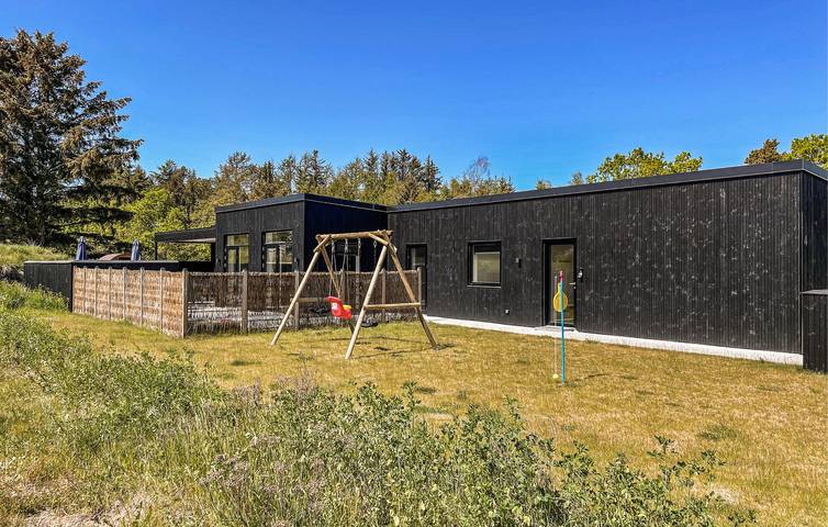 Ferieudlejning for 12 personer, med pool og sauna samt terrasse i Hune