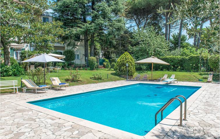 Appartement confortable avec piscine, terrasse et Wi-Fi à Grottaferrata. in Grottaferrata, Parco Regionale dei Castelli Romani