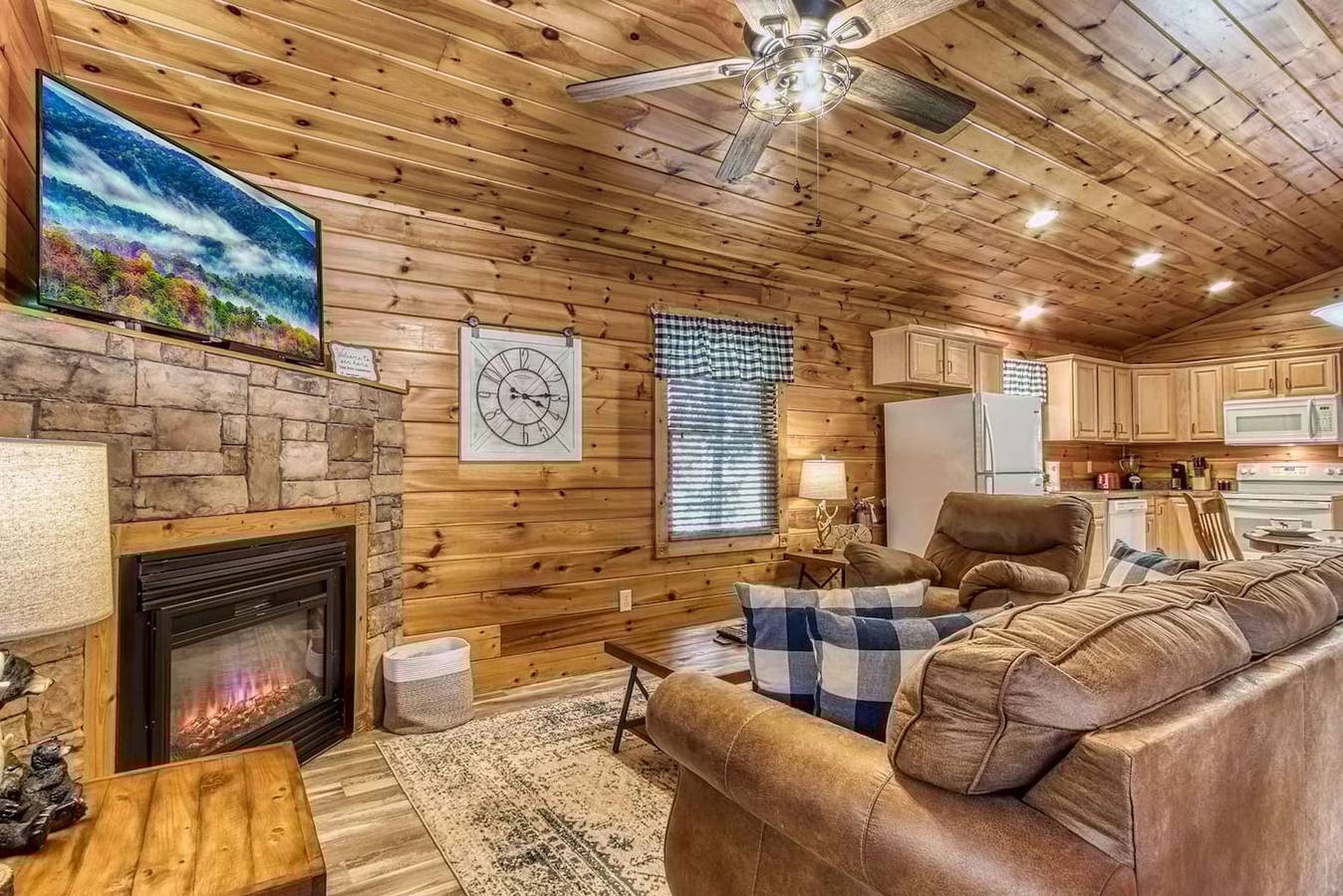Dog Friendly, Romantic Mtn Getaway Hot Tub Pool  in Gatlinburg, Sevier County