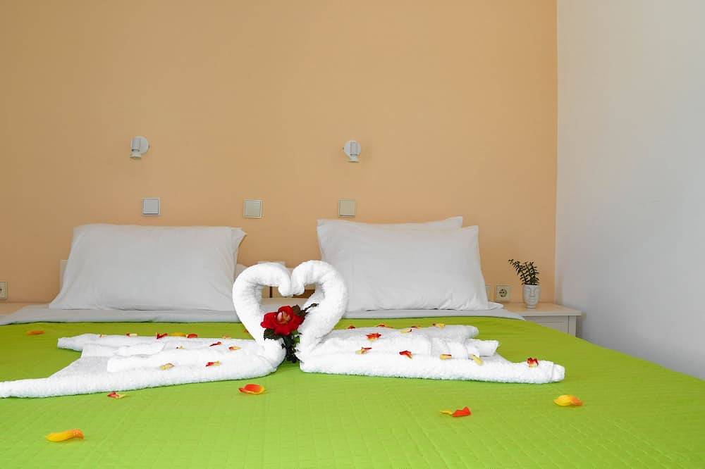 Ganze Wohnung, Litinas Apt with pool & balcony with sea view in Agia Marina, Chania und Umgebung