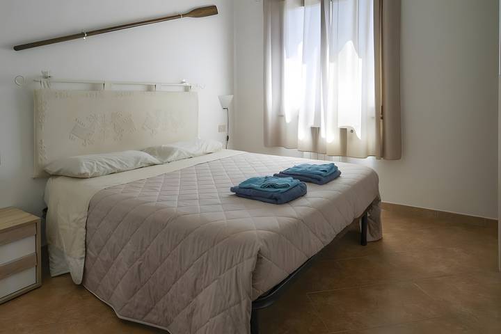 Apartamento entero, Apartamento 'Zio Tonino' con terraza privada, Wi-Fi y aire acondicionado in Pittulongu, Olbia