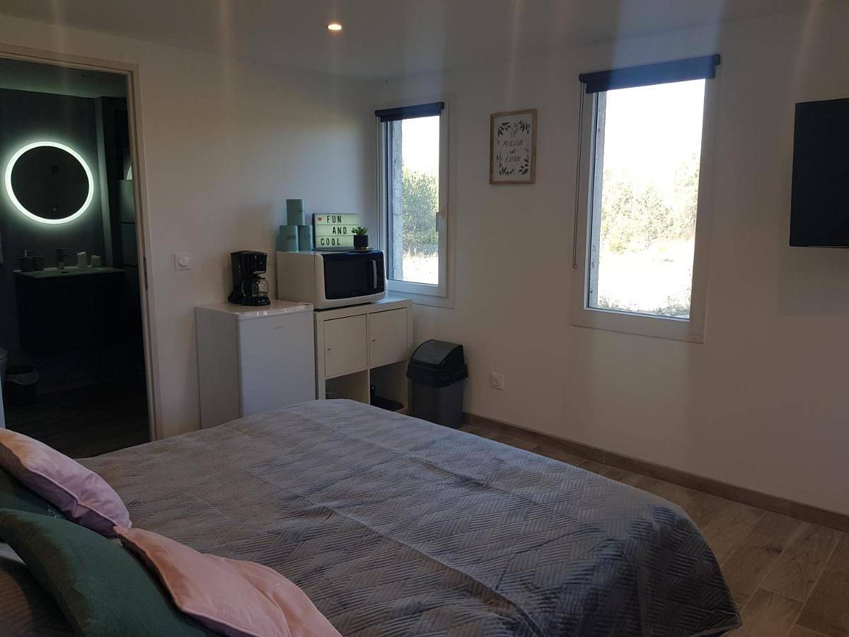 Double Room with Private Bathroom in Mazaugues, Région de Brignoles
