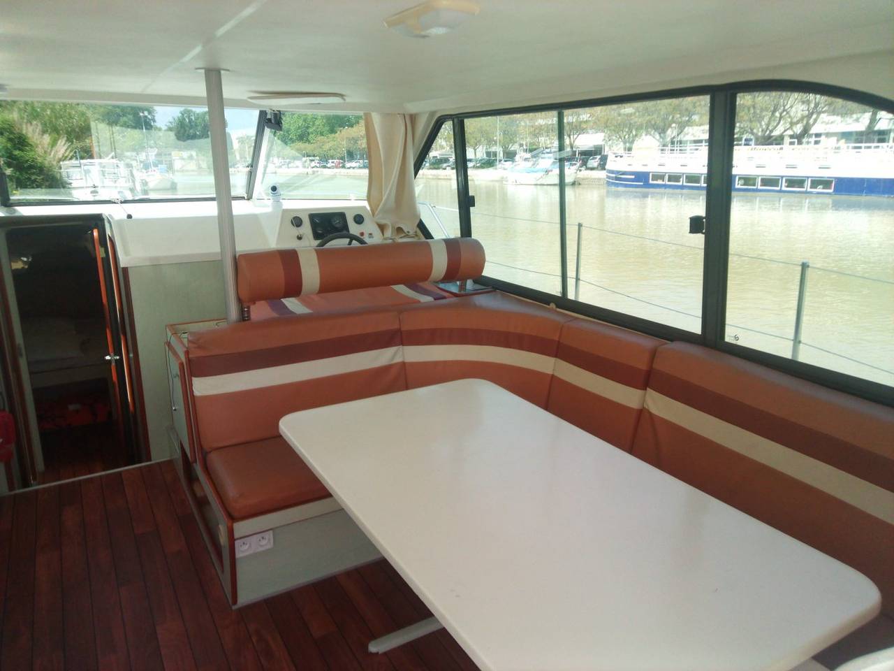 Bateau sans permis, canal du Midi, à quai ou navigation in Béziers, Côte d'Améthyste