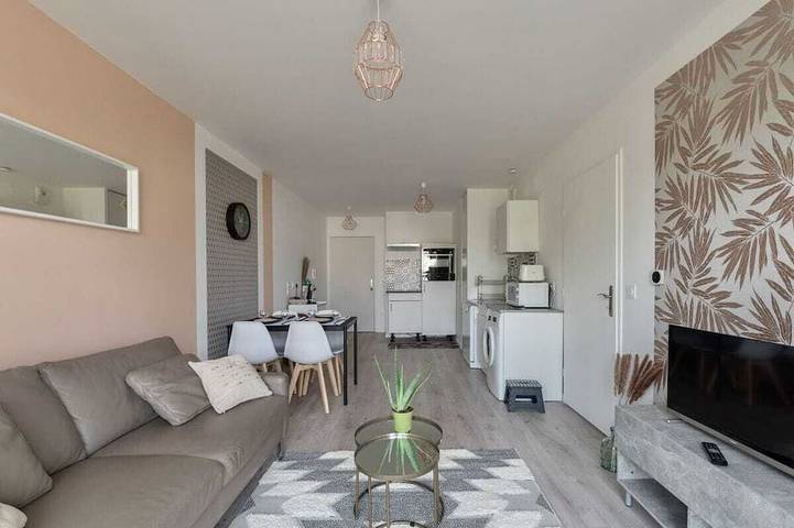 Entire apartment, In a building with good transportation access near Charles de Gaulle Airport in Villepinte, Seine-Saint-Denis