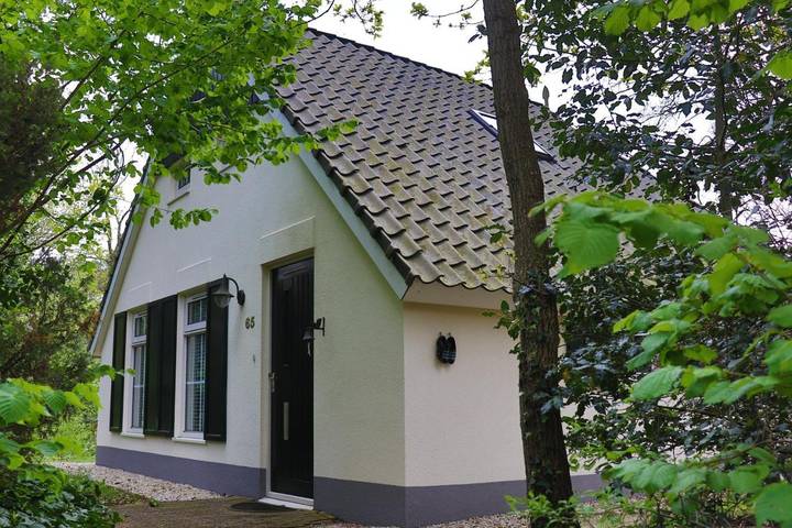 Bungalow voor 4 personen, met Terras en Tuin in IJhorst