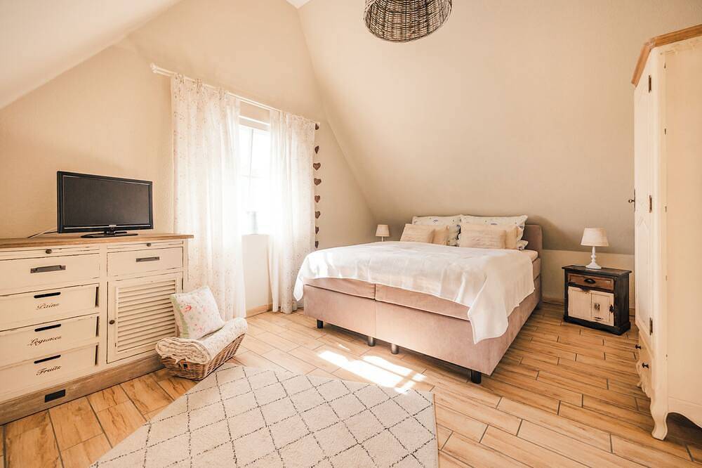 Schwankes \"Seeadler\" Vacation Home - Thatched-roof House with Sauna & Fireplace on Rügen in Ummanz, Ruegen
