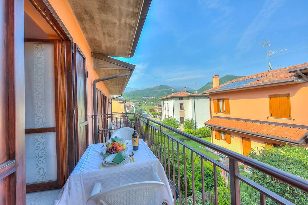 Appartamento intero, Peter's Cozy Studio-Balcony+Free Parking, Roè Volciano, Italy in Roè Volciano, Prealpi Gardesane