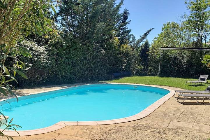 Location de vacances pour 12 personnes, avec piscine et jardin à Saint-Paul-le-Jeune