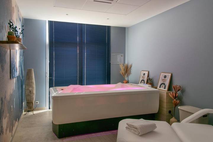 Location de vacances pour 4 personnes, avec jacuzzi et jardin ainsi que piscine et sauna à Léhon - 4