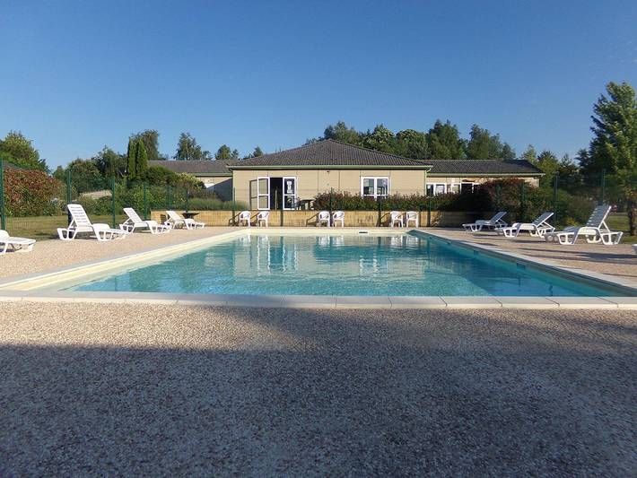 Location de vacances pour 2 personnes, avec piscine ainsi que jardin et terrasse, animaux acceptés à Beynat