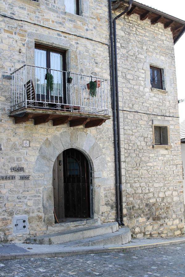 Casa rural para 8 personas, con terraza y vistas, Se admiten mascotas en La Jacetania