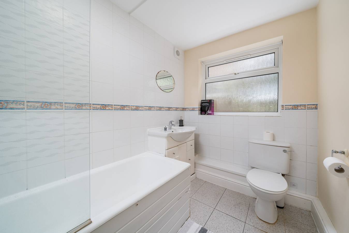 Entire holiday apartment, Redhill Holiday Home Sleeps 4 - Parking in Surrey