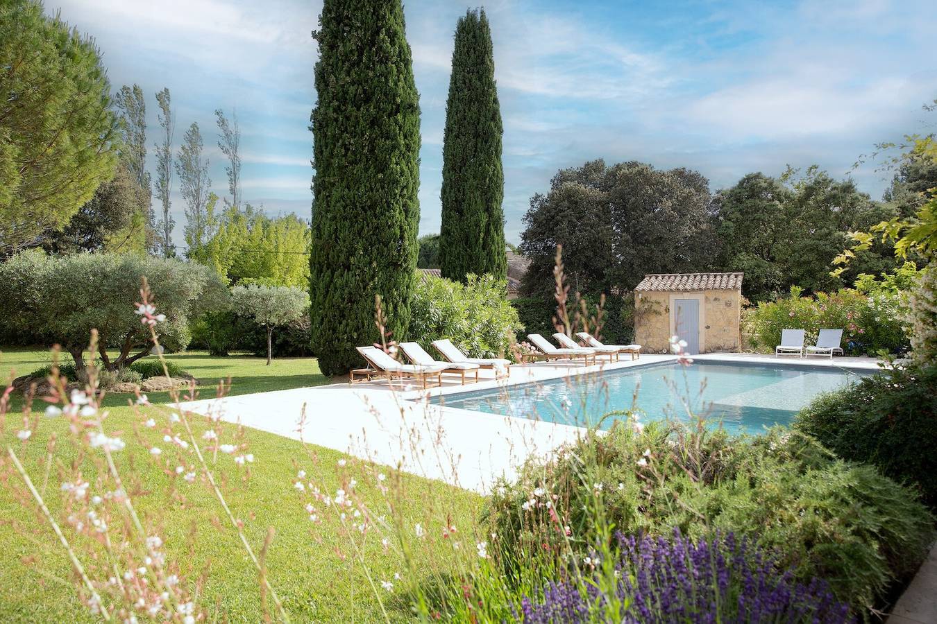 Villa Soleria – Pool & Garden Retreat near Aix in Rognes, Région d'Aix-en-Provence