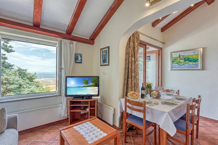 Ganze Wohnung, Valdarke Sea View Apartment /w Balcony in Lošinj (Kvarner Bucht)