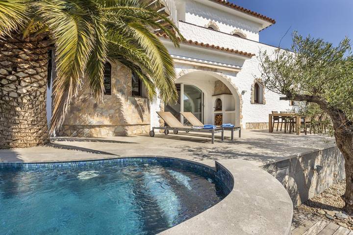 Villa für 8 Personen, mit Balkon und Terrasse sowie Ausblick in Empuriabrava