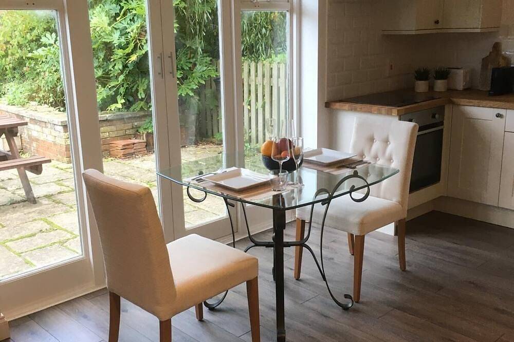 Charming country retreat -Lakeview Cottage with Hot tub in Wisbech, Cambridgeshire