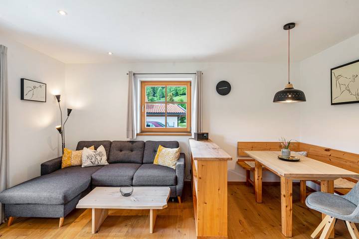 Ganze Wohnung, Ferienwohnung Alpin" mit Bergblick, privater Terrasse und Wi-Fi in Reit im Winkl, Bayerische Alpen