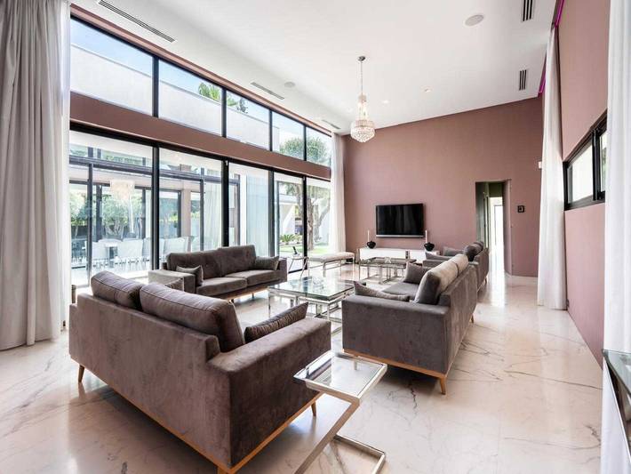 Villa für 10 Personen, mit Balkon/Terrasse und Pool