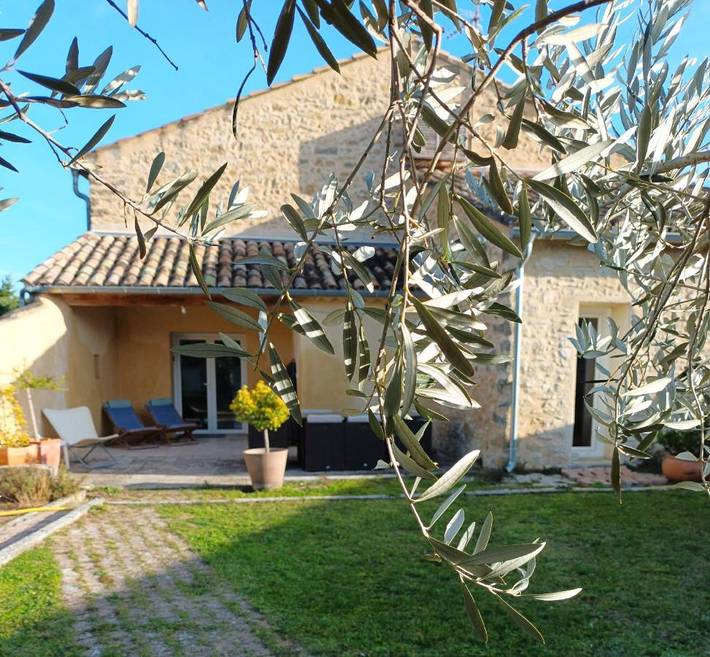 Location de vacances pour 2 personnes, avec vue ainsi que jardin et piscine à Sérignan-du-Comtat