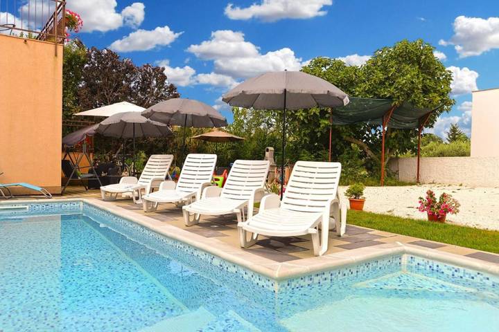 Ferienwohnung für 8 Personen, mit Balkon/Terrasse und Garten in Fazana