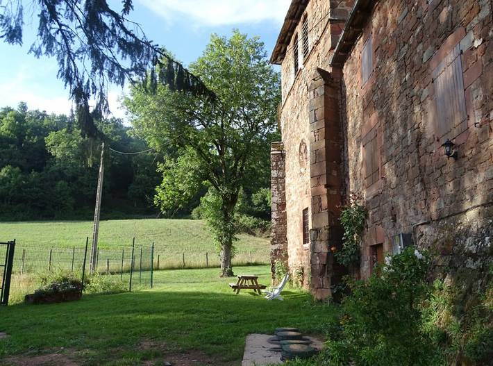 Gîte pour 5 personnes, avec terrasse ainsi que jardin et vue sur le lac, animaux acceptés à Villecomtal - 4