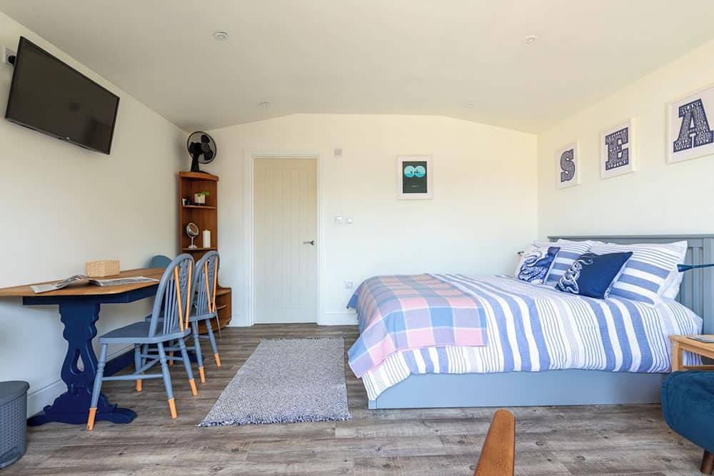 Pear Tree Cabin provides a wonderful base for exploring Whitstable and the surrounding area, celebrating special occasions, or visiting friends and family. Enjoy the local cusine and stroll back to your comfy cabin to watch the sunset. in Whitstable, Kent