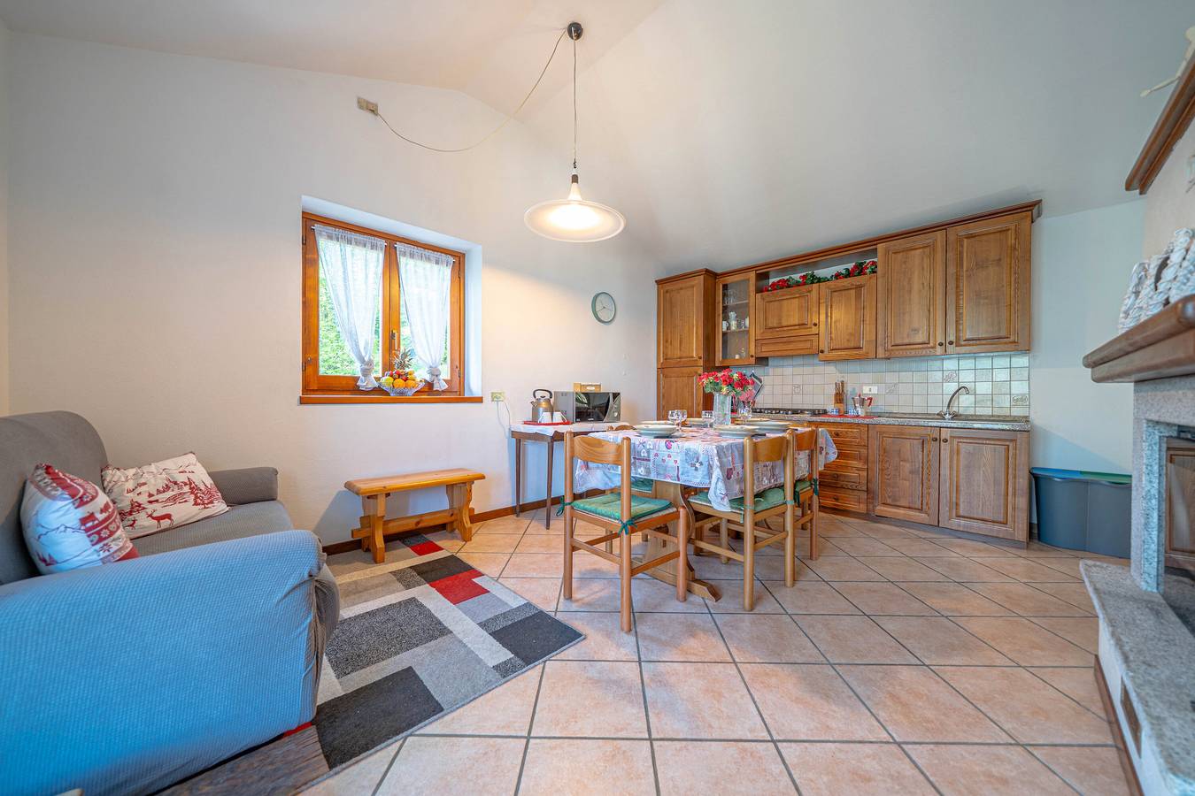 Ferienhaus 'La Rosa Bianca' mit Bergblick, privater Terrasse und Wlan in Arzo (Morbend), Morbend