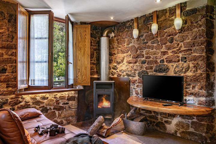 Casa Rural 'Aguas Del Sella - Jacuzzi' con Vistas a la Montaña y Jardín Compartido in Precendi, Amieva