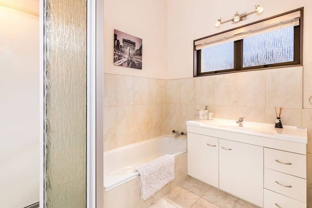 Riverside Villa - Großes modernes Haus am Ufer des Waikato River in Taupo, Taupo District