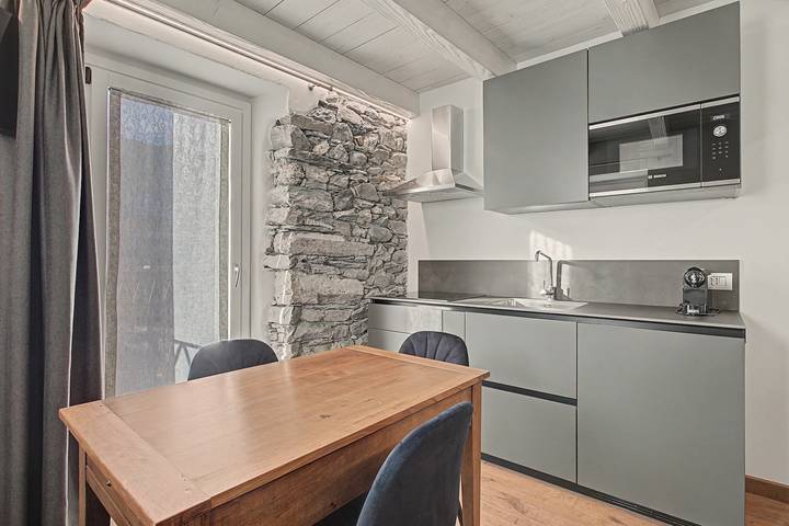 Appartement entier, Maison Cerise - Appartement 2 avec vue montagne, balcon et Wi-Fi in Aoste, Alpes valaisannes
