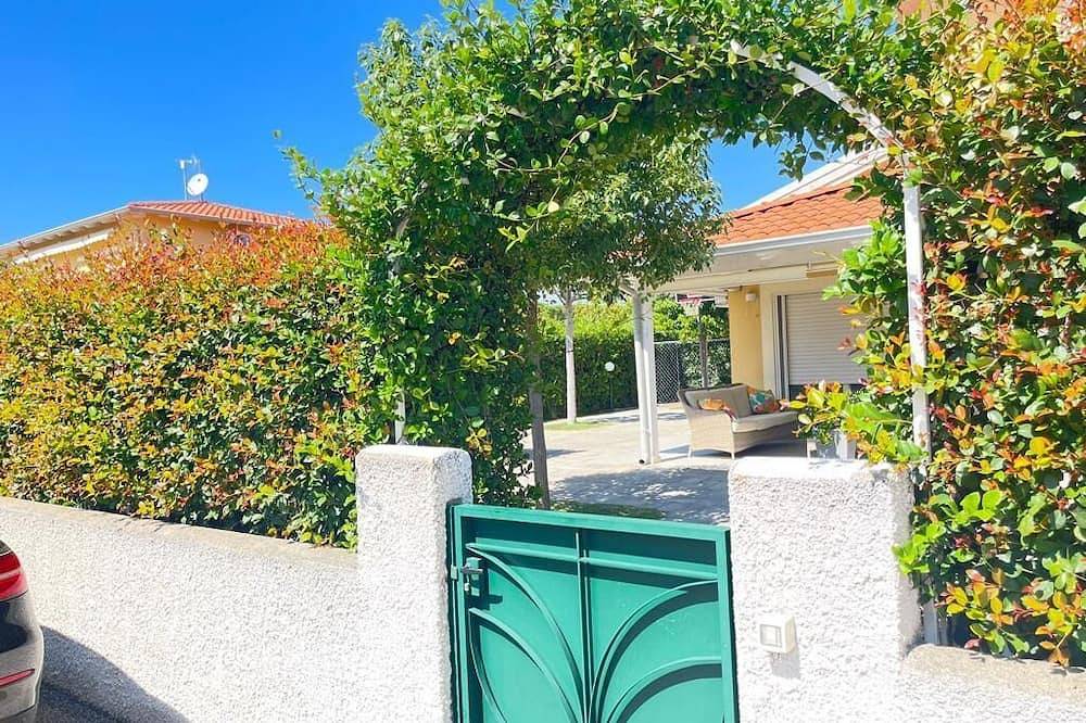 Villa Tiziana, a stone's throw from the sea, in the green trees, ideal for families in Contrada Difesa, Pizzo