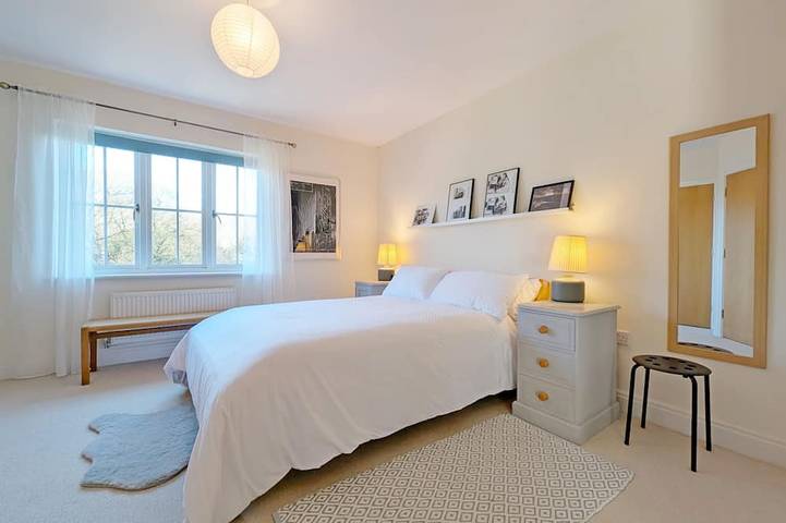 A family house that sleeps 6 guests  in 3 bedrooms in South Downs