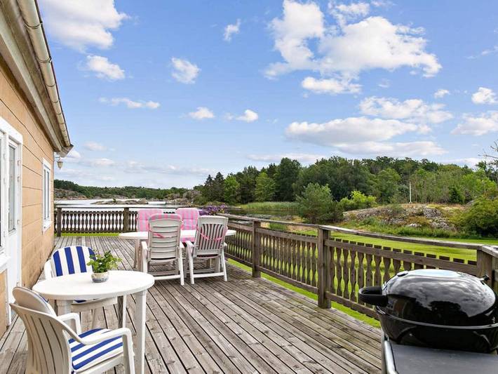 Stuga vid havet med balkong och grill in Norra Västkusten