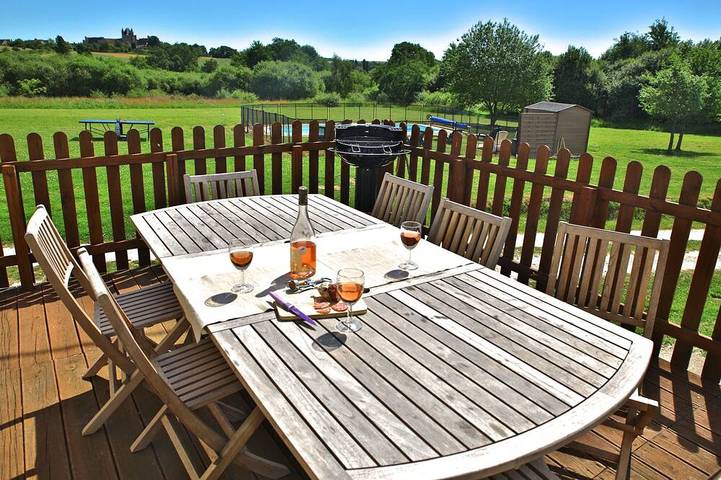 Gîte pour 8 personnes, avec jardin ainsi que piscine et terrasse à Bridoré