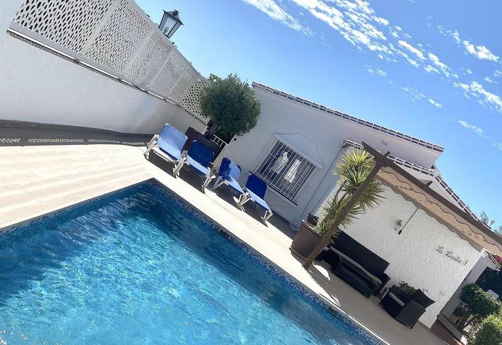 Charming Villa near the Sea with Pool, Wi-Fi, A/C, Garden & Balcony in Playa de Burriana, Nerja