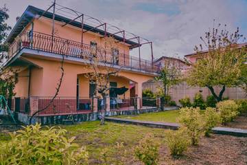 Location de vacances pour 6 personnes, avec jardin et vue à Pedara