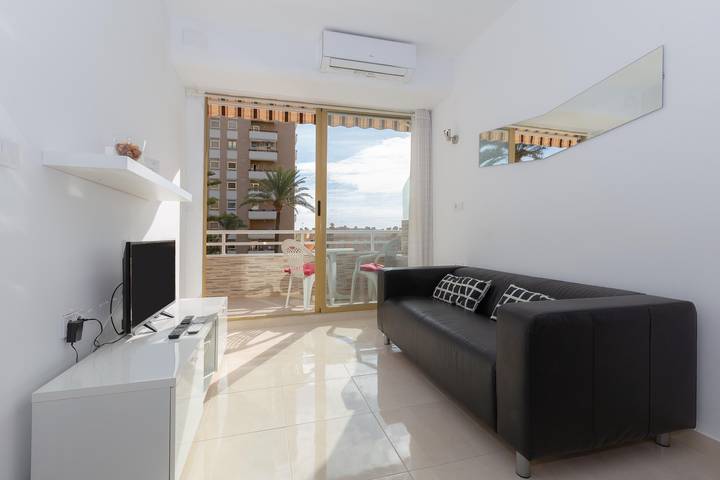 Apartamento entero, Nuevo y moderno apartamento de 2 camas con balcón, aire acondicionado y Wi-Fi in La Carihuela, Torremolinos
