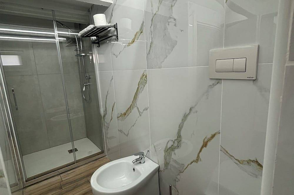 At 100 mt from the sea and train station, room with all amenities in Nettuno, Rome Province