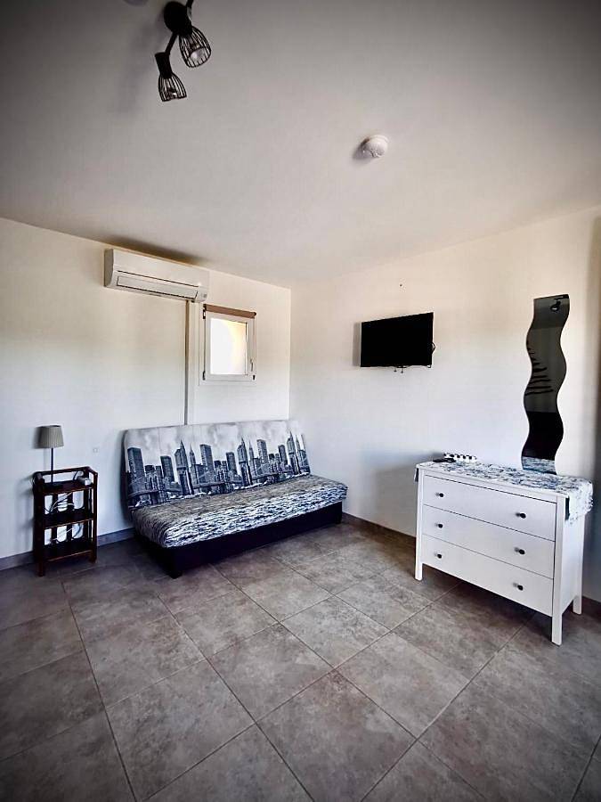 Appartement entier, Studio with Terrace in Saint-Jean-de-Fos, Région de Lodève