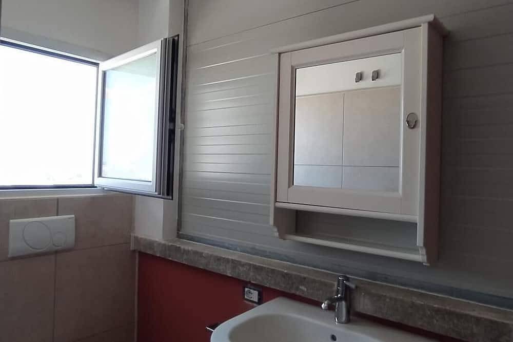 Sea view terrace, 2 bathrooms, 3 bedrooms, living room Wifi Linkem, parking, 2 km mar in Marittima, Diso