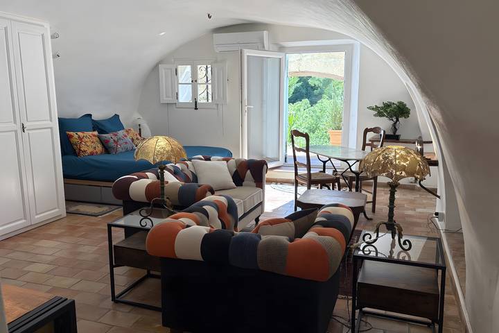 Apartment 'Gîte De Charme' with Mountain View, Wi-Fi and Air Conditioning in Méounes-lès-Montrieux, Middelhavskysten (Frankrig)