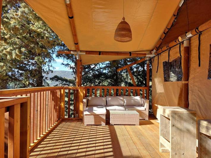 Tente pour 5 personnes, avec Terrasse et Jacuzzi ainsi que Jardin et Vue