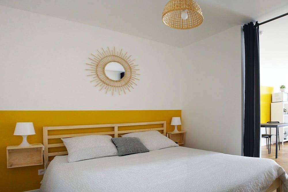 Entire apartment, Apartment-Comfort-Wet room-Garden View in La Roche-sur-Yon, Loire Valley