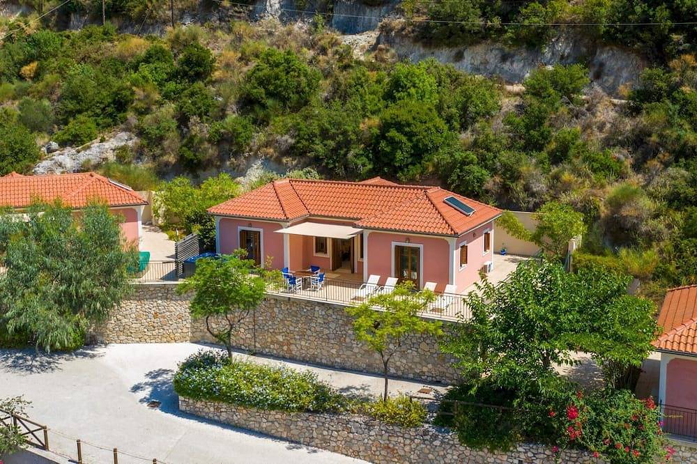 2 Bedroom Villa with Kefalonia Views and Beach Path near Stavros in Greece