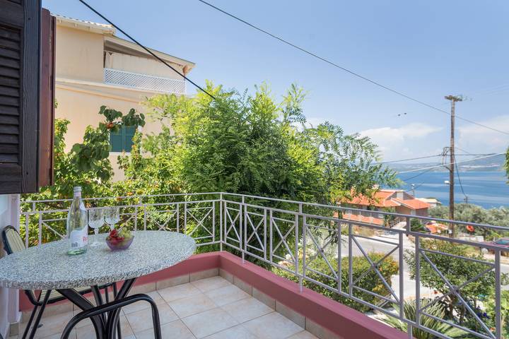 Vacation rental for 3 people, with yard and balcony in Lefkada