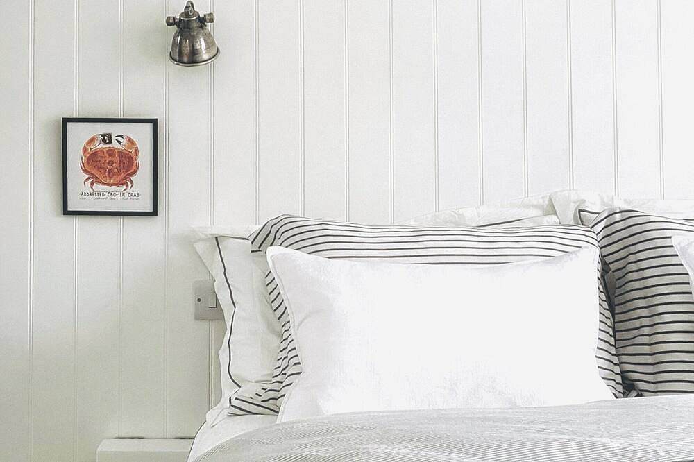 Sea air and starry nights - there's space for two and your four legged friend. in Cromer, Norfolk Coast