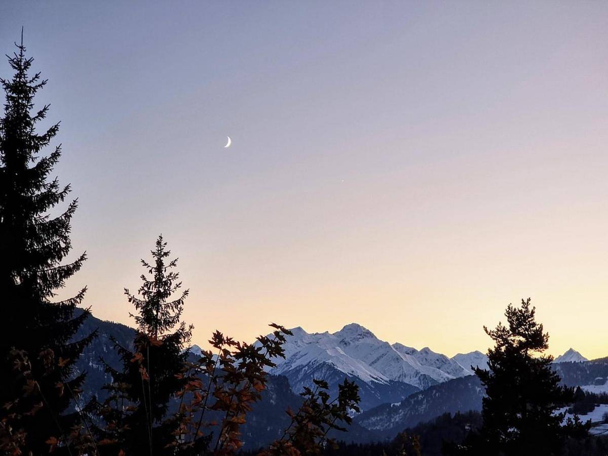 Ganze Wohnung, Half chalet with garden & balcony - 2' to Ski bus in Laax Dorf, Laax