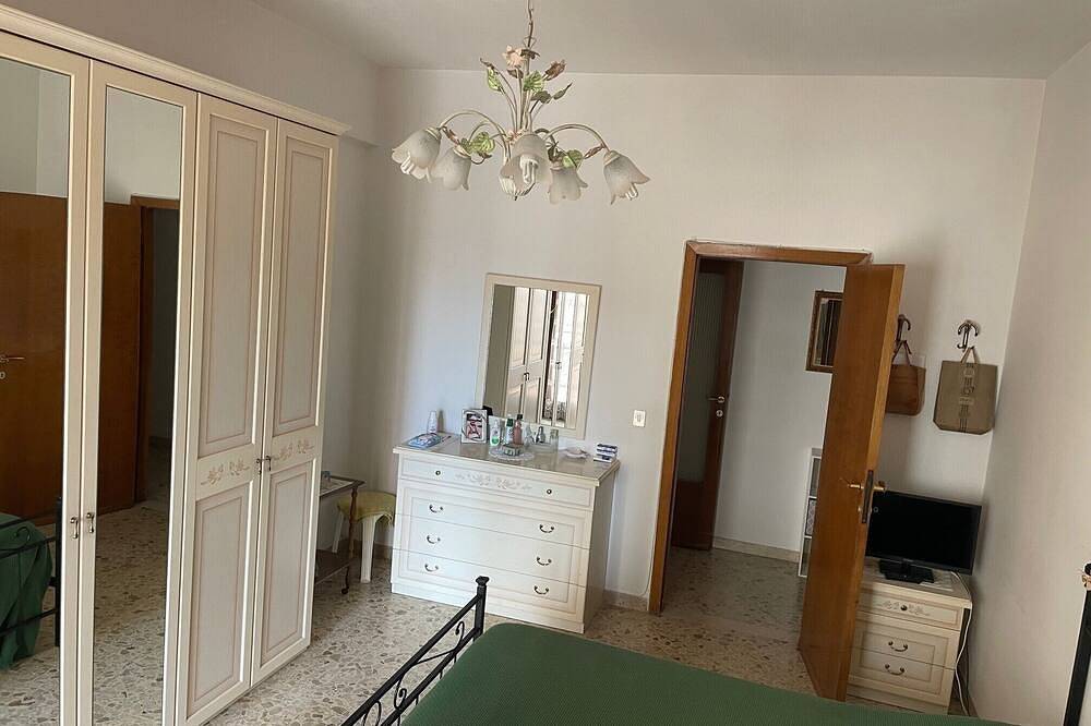 Entire apartment, Spacious and bright apartment a stone's throw from the old town and the beach in San Benedetto del Tronto, Riviera delle Palme
